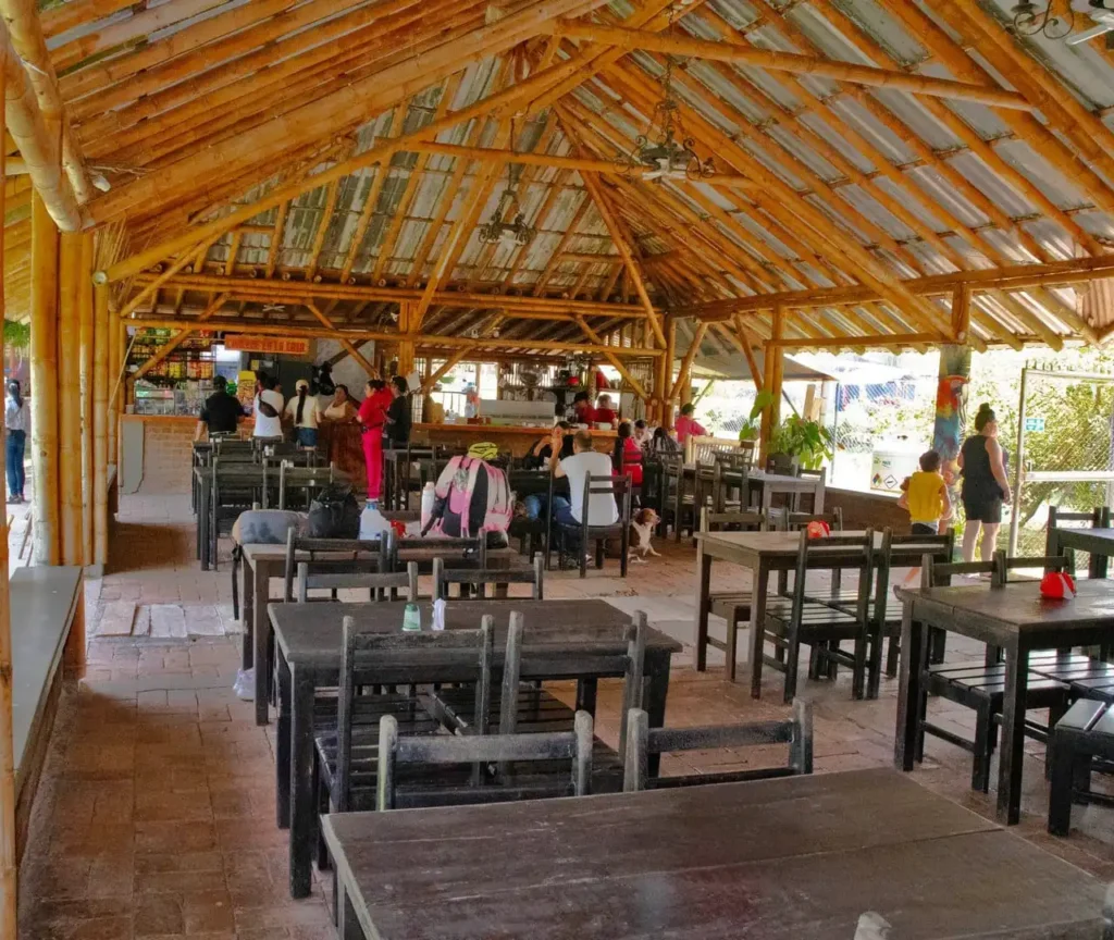 Comedor rústico del Restaurante Los Potrillos de Yoli con arquitectura tradicional de guadua y madera en Marsella.