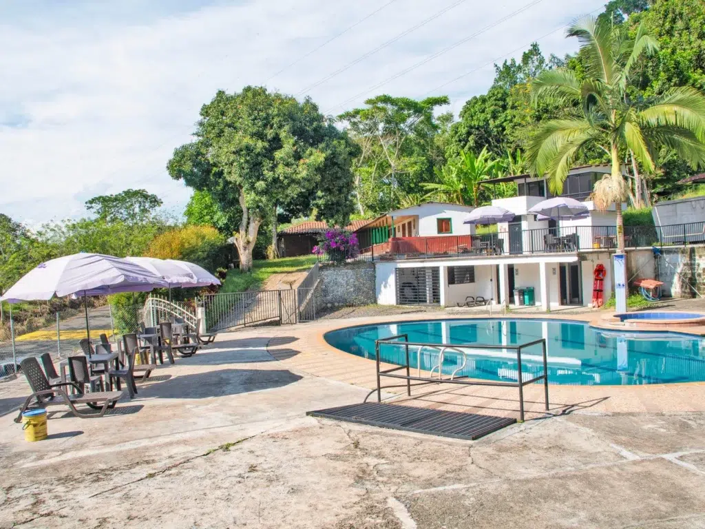 Piscina panorámica con jacuzzi y zona de descanso en Rancho Catleya, ideal para eventos empresariales y pasadías familiares en Risaralda