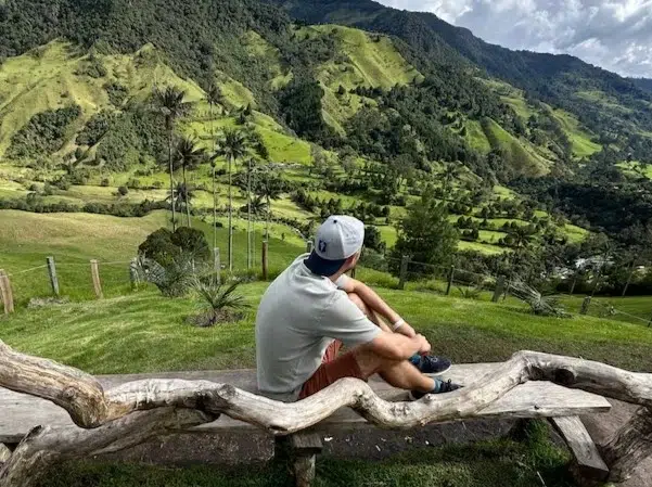 Vista panorámica de las montañas nubladas de la Cordillera Occidental en Risaralda, mostrando la densa vegetación de las áreas protegidas.