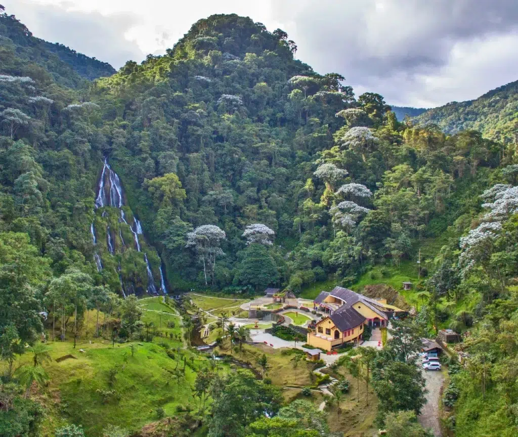 Vista aérea de las cascadas naturales y piscinas termales en Santa Rosa de Cabal, rodeadas de densa vegetación andina en Risaralda.