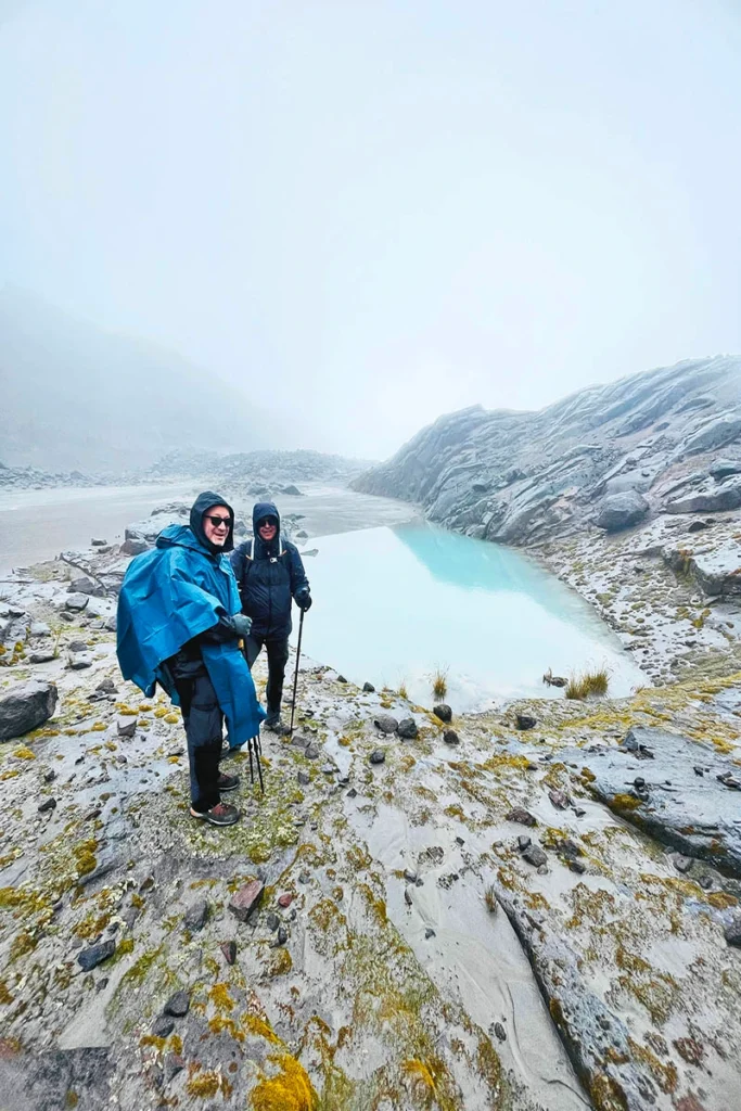 Expedición de alta montaña hacia los picos nevados del Parque Nacional Natural Los Nevados en Risaralda, Colombia.