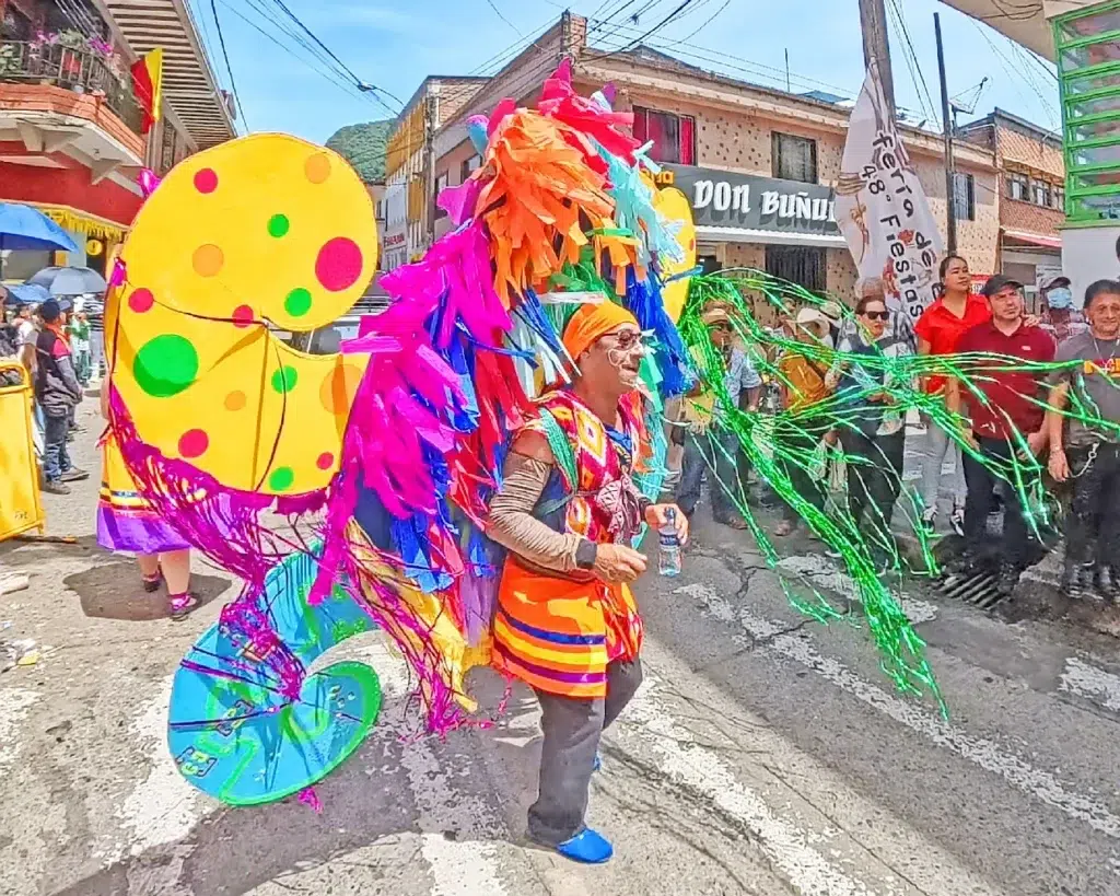 Comparsa con traje alegórico y colorido de fantasía desfilando por las calles durante las Fiestas Folclóricas de Quinchía.