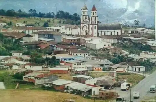 Vista aérea histórica del casco urbano de Guática, Risaralda, destacando la iglesia principal con sus dos torres y casas coloniales.