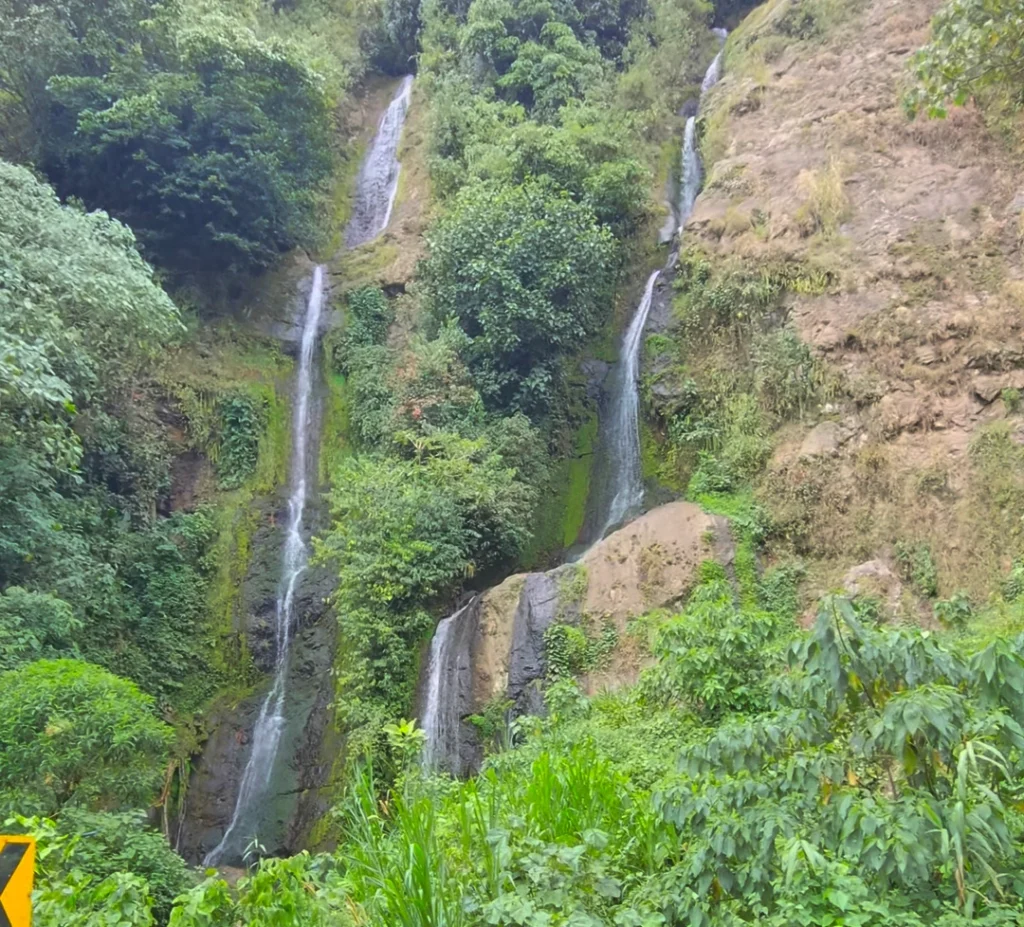 Caídas de agua naturales y vegetación montañosa en la Cascada Los Chorros en Guática, Risaralda.