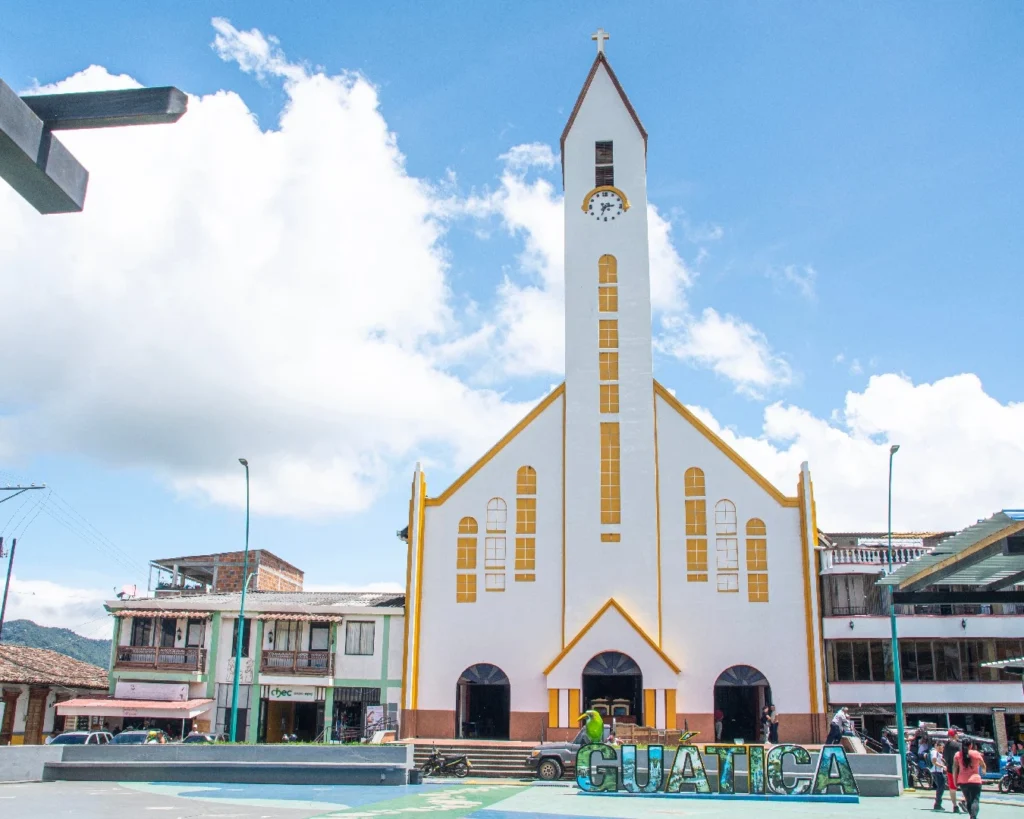 Fachada de la Parroquia de Santa Ana con su torre campanario sobre la plaza principal de Guática, Risaralda.