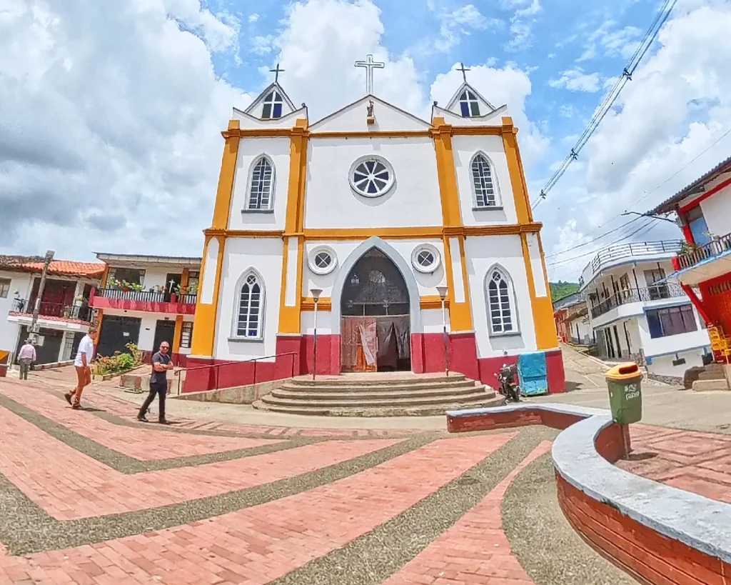 Fachada principal de la Iglesia Nuestra Señora del Carmen frente al parque central del corregimiento de Santa Ana en Guática, Risaralda