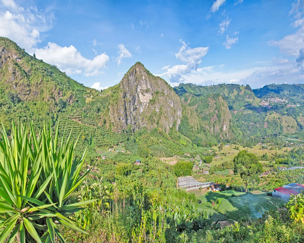 Formaciones rocosas de las Peñas de Ospirma rodeadas de vegetación y montañas en Guática, Risaralda