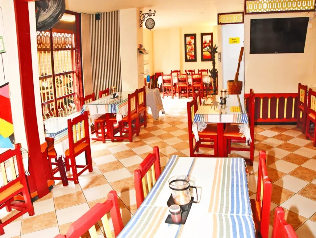 Salón de comedor principal decorado al estilo tradicional cafetero en el Restaurante La Fonda en Belén de Umbría.
