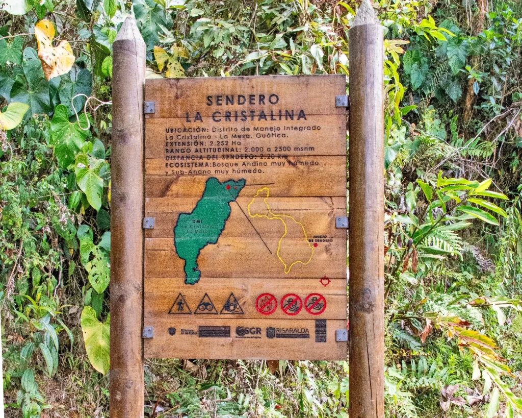 alla informativa de madera del Sendero La Cristalina en el Distrito de Manejo Integrado Cristalina La Mesa en Guática, Risaralda