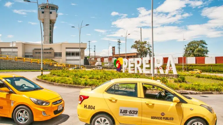 Vista exterior del Aeropuerto Internacional Matecaña con letrero de Pereira y taxis de servicio público