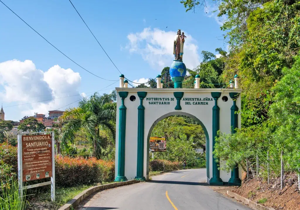Monumento del Arco de Nuestra Señora del Carmen, entrada principal al municipio de Santuario, Risaralda. Estructura de estilo republicano construida por los transportadores en homenaje a su patrona, que da la bienvenida a los visitantes de la Perla del Tatamá.