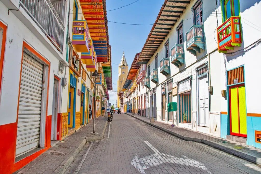 Calle Real de Santuario, Risaralda, con casas de balcones coloridos, arquitectura colonial y la iglesia al fondo.