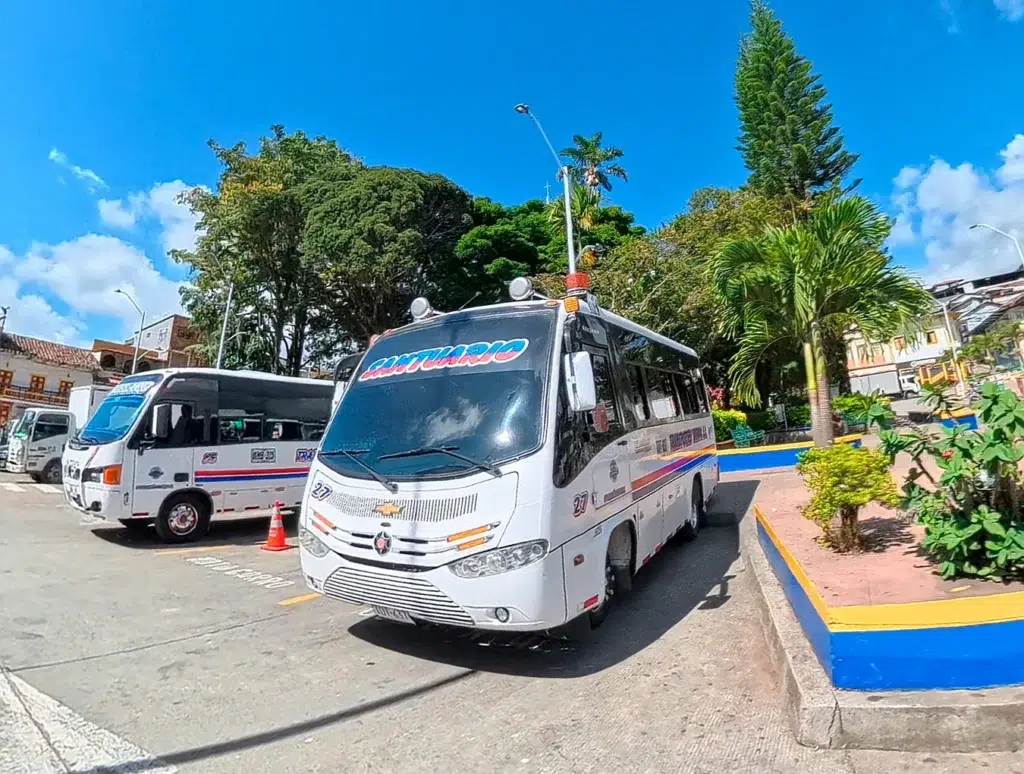 Busetas de transporte público intermunicipal de Transporte Tatamá estacionadas para viajar a Santuario, Risaralda.