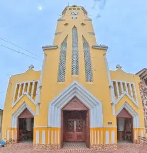 Vista contrapicada de la fachada y torre neogótica de la Parroquia Inmaculada Concepción en Santuario Risaralda.