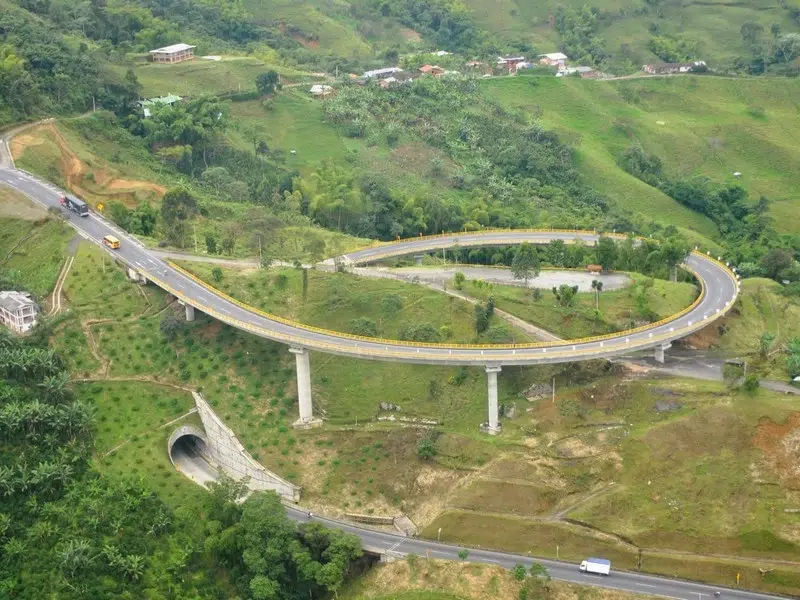 Vista aérea del Viaducto Helicoidal de Dosquebradas en la carretera de acceso a Risaralda entre montañas verdes